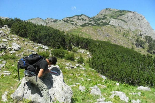 Peaks of the Balkans Trail: Anbringen einer Wegmarkierung.