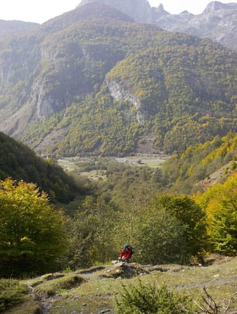 Peaks of the Balkans Trail: bewaldetes Tal.
