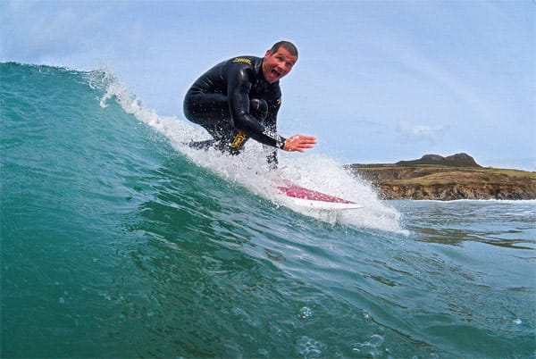 Surfer vor der Halbinsel Gower, Wales.
