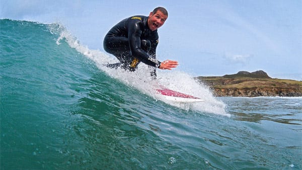 Surfer vor der Halbinsel Gower, Wales.