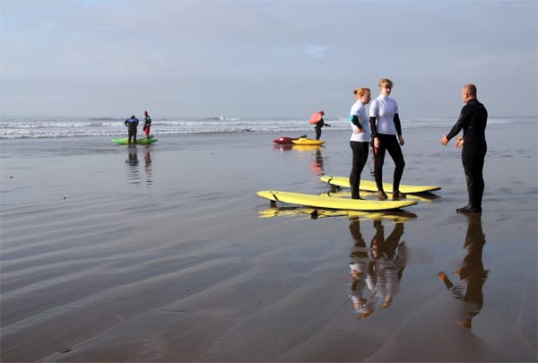 Surfclub der Universität Swansea am Strand der Gower Peninsula, Wales.