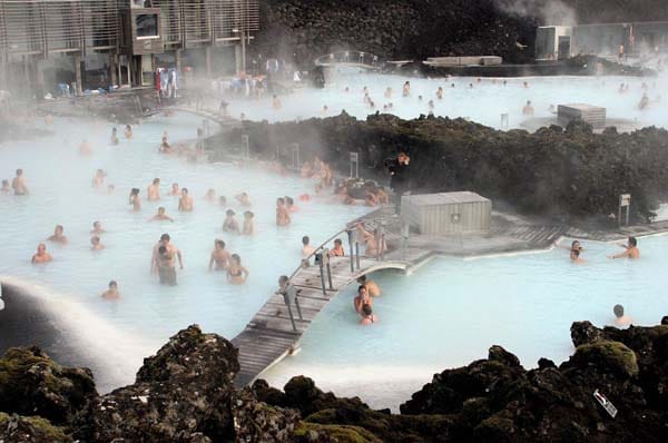 In Reykjanes werden Touristen mit vielen unterschiedlichen Attraktionen verwöhnt. Das Schwimmbad "Blaue Lagune" ist auch bei Einheimischen sehr beliebt.