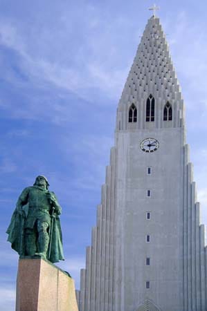 Vor dem Wahrzeichen wurde Nationalheld Leifur Eiríksson ein Denkmal gesetzt. Eiríksson war im Jahre 1000 der Erste, der den Atlantik überquerte, und wohl auch der erste Europäer, der in Vinland amerikanisches Terrain betrat.