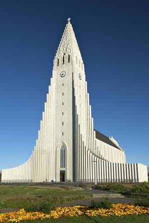 Weil die gut sichtbar auf einem Hügel liegende Hallgrímskirkja so sehr heraussticht, denken viele, dies sei die Hauptkirche der isländischen Kapitale. Der Turm des im Inneren überaus schlichten Gotteshauses ragt 73 Meter hoch auf.