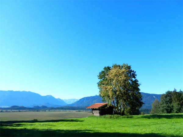 Blauer Himmel, blaue Berge und der blaue Staffelsee - Murnau liegt mitten im Bilderbuchland Oberbayern.