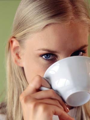 Tee trinken ist gesund und beugt Hautalterung vor