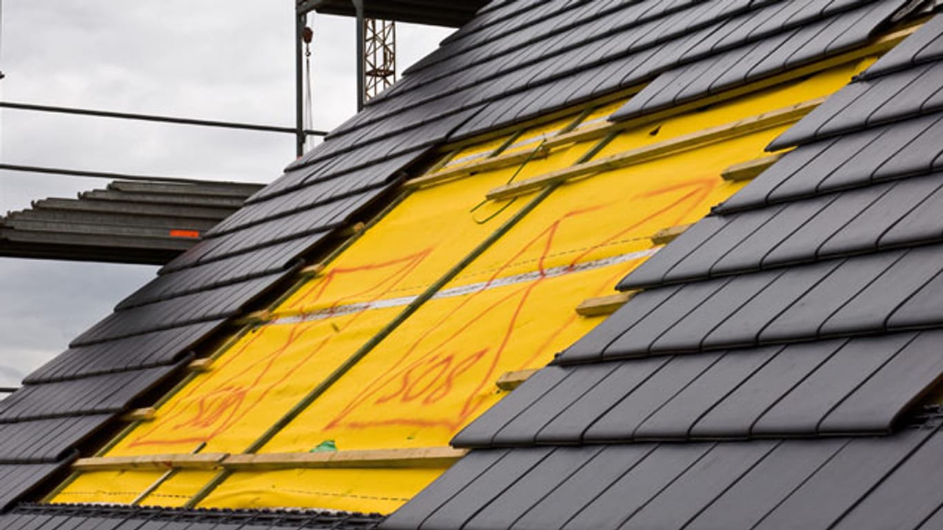 Dachdecken: Achten Sie auf eine gute Dämmung - sie hilft Energiekosten zu senken