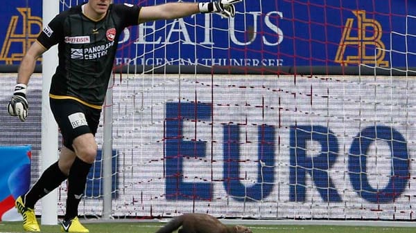 Der Torwart des FC Thun zeigt dem kleinen Racker den Weg vom Feld.