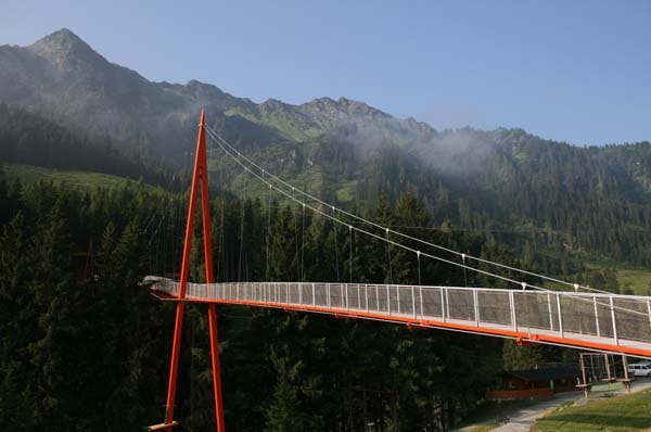 200 Meter lang und an ihrem höchsten Punkt 42 Meter hoch ist die "Golden Gate Bridge der Alpen", die im Salzburger Glemmtal aufgespannt wurde.