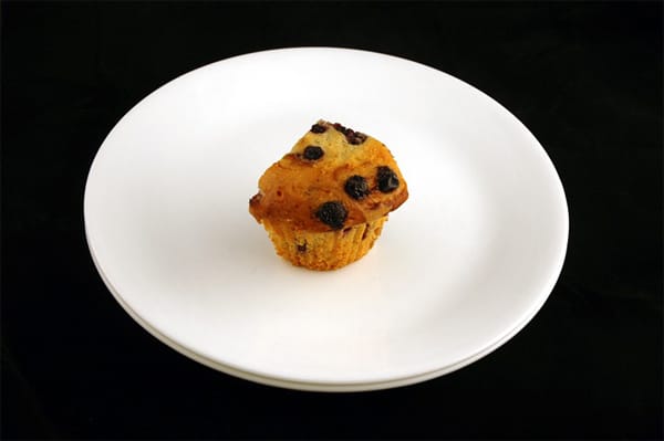 Ein halber Blaubeer-Muffin (72 Gramm) hat ebenfalls 200 Kilokalorien. Das gleichen auch die Blaubeeren nicht aus.