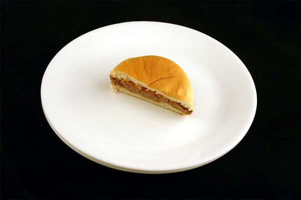 Ein halber Cheeseburger (75 Gramm) hat ebenfalls 200 Kilokalorien. Auf dem Teller sieht die Portion schon recht mickrig aus.