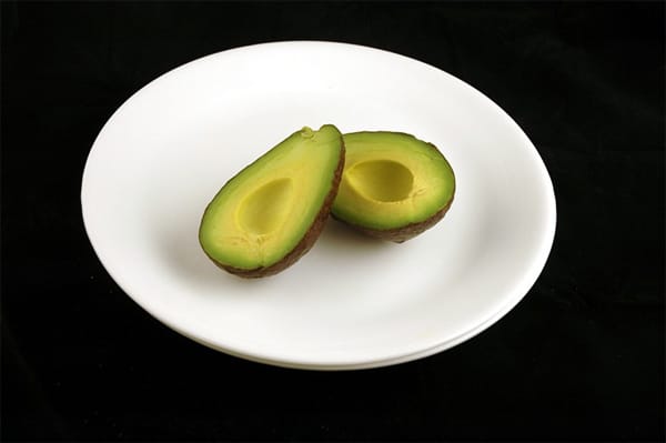 125 Gramm Avocado haben auch 200 Kilokalorien. Allerdings sättigt Avocado besser als Gummibärchen.