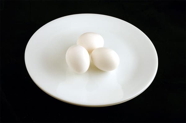 Drei hartgekochte Eier kommen zusammen auf 200 Kilokalorien.