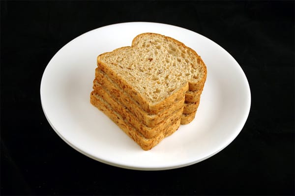 Auch mit vier Scheiben Toastbrot (90 Gramm) hat man 200 Kilokalorien zu sich genommen.