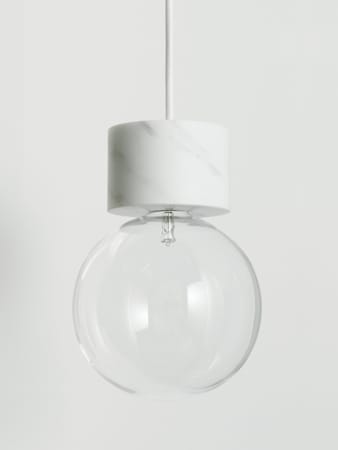 Einen Kontrast zwischen zerbrechlichem Glas und hartem Stein setzen die Lampen von Studio Vit aus Schweden (ab 300 Euro). Einen Kontrast zwischen zerbrechlichem Glas und hartem Stein setzen die Lampen von Studio Vit aus Schweden (ab 300 Euro).