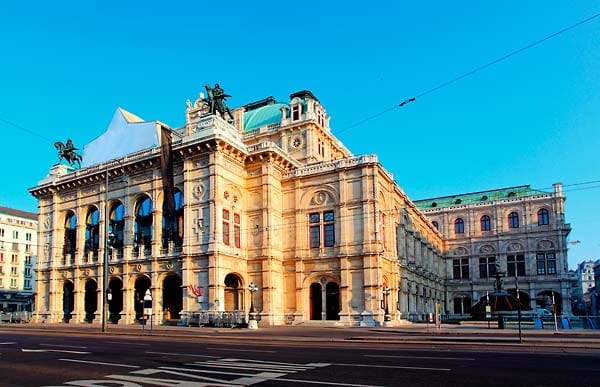 Nicht weit entfernt ist die Wiener Oper. Wer hier nicht sowieso am Abend einem Stück beiwohnen möchte, sollte sich das ehrwürdige Gebäude aber wenigstens mal ansehen.