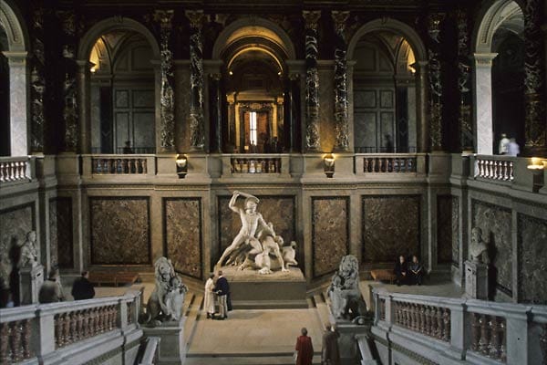 Lohnenswert ist das Kulturhistorische Museum: ein Gesamtkunstwerk mit wunderschön gestalteten Wänden und von Gustav Klimt geschaffenen Leinwandbildern zwischen den Säulen über dem Treppenaufgang.