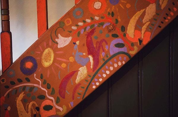 Aber im "Münterhaus" begeistern die Besucher nicht nur die Gemälde, sondern vor allem die von Kandinsky liebevoll bemalte Holztreppe und viele Möbel.