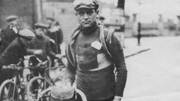 t-online.de hat die spektakulärsten und bekanntesten Stürze im Straßenradsport zusammengestellt. Wir beginnen mit einem legendären Sturz der Tour de France 1913, der alle Jahre wieder gerne von den TV-Kommentatoren erwähnt wird. Der Franzose Eugene Christophe stürzt bei der Abfahrt vom Tourmalet und bricht sich die Gabel. Diese muss er nach langem Fußmarsch eigenhändig in einer kleinen Dorfschmiede reparieren.