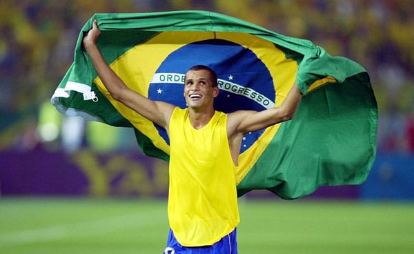 Auf Rang neun folgt der Brasilianer Rivaldo. Der Weltmeister von 2002 lässt momentan seine Karriere bei Sao Caetano ausklingen und kann nebenbei 52,6 Millionen Euro verprassen.