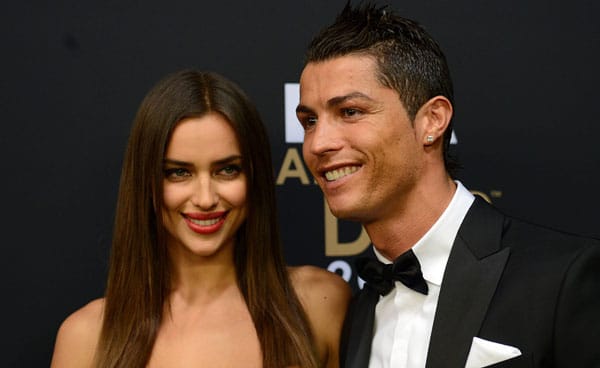 Der erste Spieler auf dem Treppchen ist Superstar Cristiano Ronaldo. Der Portugiese hat sich seine Kabinettstückchen bislang mit insgesamt 129,6 Millionen Euro vergolden lassen. Das reicht für Platz drei.