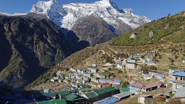 Nepal, Sagarmatha Nationalpark: Blick über Namche Bazar auf die Kongde Ri Gruppe.