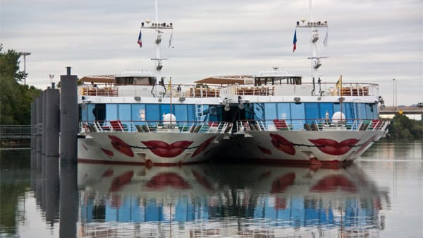 Das bislang einzige Schiff am deutschen Markt, das neben Standardkabinen auch einige Suiten anbietet, ist übrigens die 2012 in Dienst gestellte A-Rosa Silva auf Rhein und Donau. Auf Flüssen wie der Elbe mit sehr schmalen Schleusen haben die Reedereien wenig Gestaltungsspielraum. Auf breiteren Flüssen wie dem Rhein sind die Kabinen, vor allem auf neueren Schiffen, deutlich großzügiger. Hier lohnt sich immer ein Blick auf die Kabinenfotos in den Reisekatalogen.