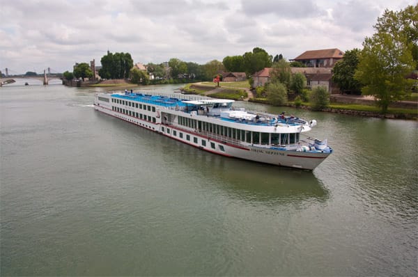 Die meisten Flusskreuzfahrtschiffe unterscheiden sich nur in Details - doch genau darauf kommt es an. Mehr als 250 Kreuzfahrtschiffe haben deutsche Reisebüros in ihrem Angebot, die über Rhein und Donau, aber auch über exotische Flüsse wie Irawadi und den Nil schippern.