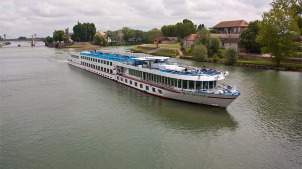 Die meisten Flusskreuzfahrtschiffe unterscheiden sich nur in Details - doch genau darauf kommt es an. Mehr als 250 Kreuzfahrtschiffe haben deutsche Reisebüros in ihrem Angebot, die über Rhein und Donau, aber auch über exotische Flüsse wie Irawadi und den Nil schippern.