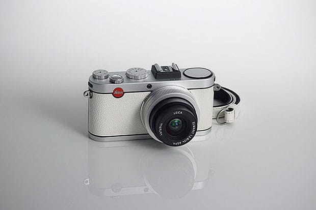 Von dieser weißen Leica X2 gibt es nur 100 Stück. Die Sonderedition kommt zur Eröffnung eines Leica-Shops im japanischen Osaka auf den Markt.