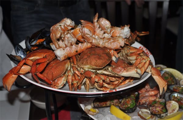 Krebse, Lobster und Muscheln werden im Vitinn bei Sandgerdi serviert.