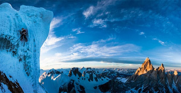 Stephan Siegrist klettert am Gipfelpilz des Cerro Stanhardt, Patagonien.