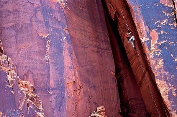 Stephan Siegrist klettert die Route "Annunaki 5.12 trad" in Indian Creek in Utah, USA.