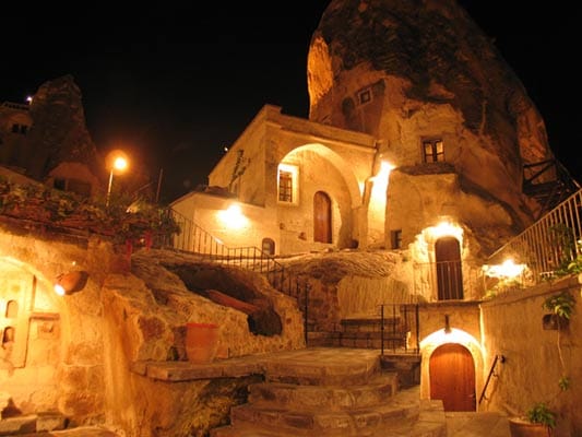 Das "Hotel Cappadocia Cave Suites" in Göreme kombiniert Häuser und Höhlenbauten aus romanischen Zeiten mit modernem Luxus.