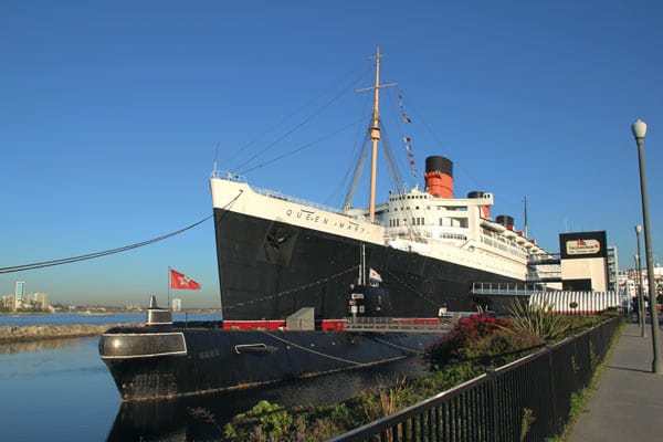 Die Queen Mary ist ein ehemaliges elegantes Kreuzfahrtschiff, dass von 1937 bis 1967 auf große Fahrt zwischen Southampton und New York City ging.