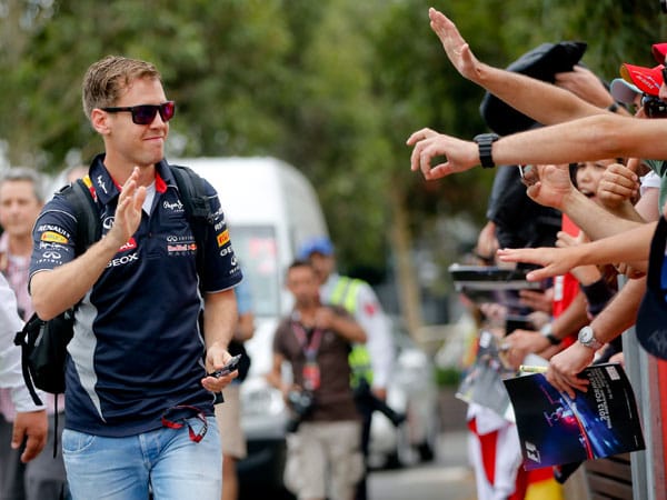 Weltmeister Sebastian Vettel begrüßt die Fans in Melbourne.