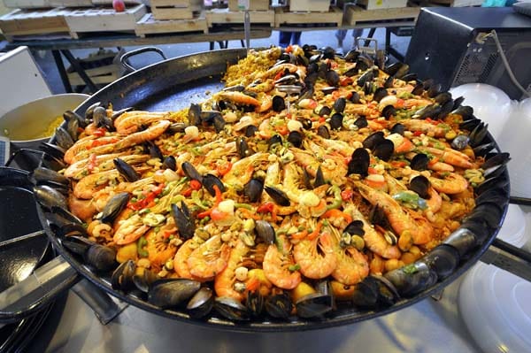 Es gibt mehrere Dutzend Paella-Sorten. Die klassische Version mit Hühnchen, Kaninchen, Bohnen und Tomatenpüree und die Version mit leckeren Meeresfrüchten. Es gibt aber auch Nudelpaella Fideuá mit kleinen Hörnchenteigwaren oder Neuheiten mit Mini-Tintenfischen, Knoblauch-Sprossen und Bohnen.