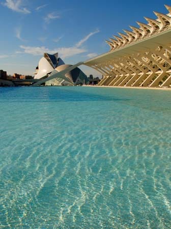 Ein Besuch der futuristischen Architektur von Santiago Calatrava gehört auf jeden Fall dazu. Der spanische Künstler, Architekt und Bauingenieur fällt immer wieder durch seine technisch spektakulären Bauwerke auf, die skulpturartig herausragen und sich meist an natürlichen Strukturen wie Blattwerk, Skeletten oder Flügeln orientiert.