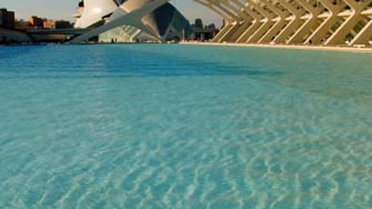Ein Besuch der futuristischen Architektur von Santiago Calatrava gehört auf jeden Fall dazu. Der spanische Künstler, Architekt und Bauingenieur fällt immer wieder durch seine technisch spektakulären Bauwerke auf, die skulpturartig herausragen und sich meist an natürlichen Strukturen wie Blattwerk, Skeletten oder Flügeln orientiert.