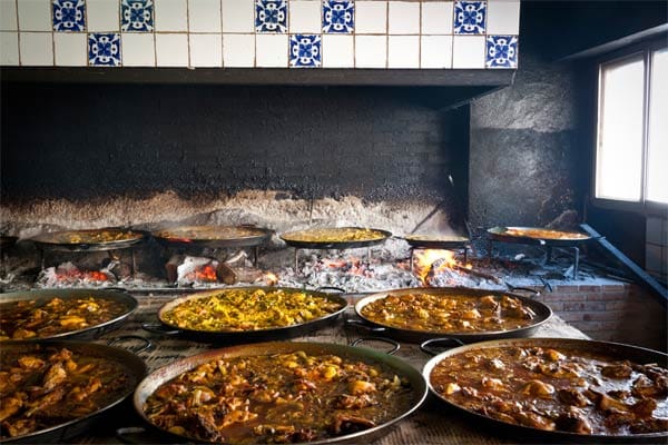 Die Paella hat ihren Namen von der gusseisernen Pfanne, die man Paellera nennt und viele denken, die Paella sei die Nationalspeise von ganz Spanien. Die Authentische stammt aber vielmehr aus Valencia.