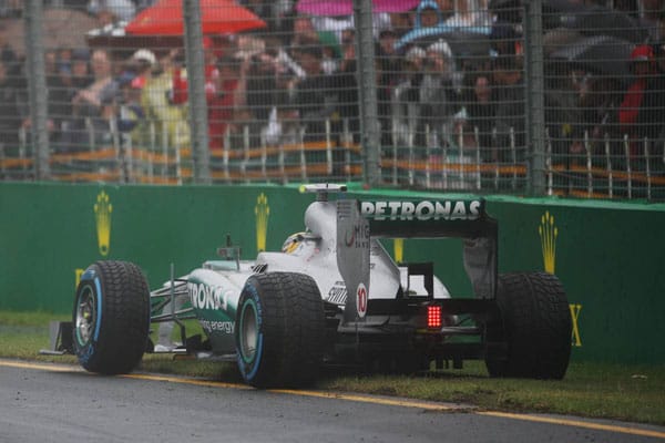 Lewis Hamilton ist einer von vielen Piloten, die ihren Rennwagen nicht auf dem Albert Park Circuit halten können. Der Mercedes-Pilot kann das Qualifying aber fortsetzen.