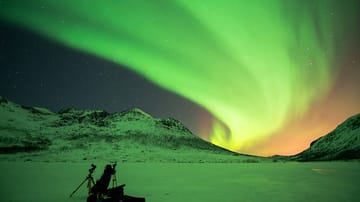 Kosmisches Lichtspektakel: Verantwortlich für das Polarlicht sind die rasend schnellen Teilchen des Sonnenwindes, vor allem Elektronen und Protonen.