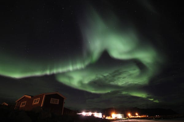 Polarlichter sind meistens 60 Grad nördlicher Breite und 60 Grad südlicher Breite zu beobachten.