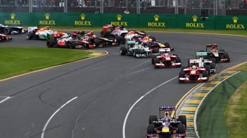 Beim Start in Melbourne zog Sebastian Vettel gleich davon. Für Mark Webber lief es dagegen ganz schlecht. Er fiel von Platz zwei auf sieben zurück.