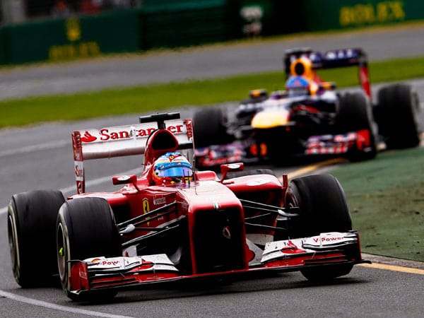 Fernando Alonso ist Sebastian Vettel (hinten) in Melbourne größtenteils überlegen.