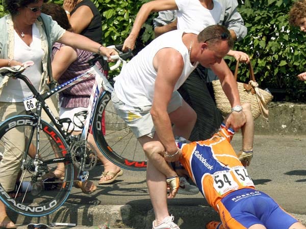 Erik Dekker stürzt auf der dritten Tour-Etappe 2006 und zieht sich schwere Gesichtsverletzungen zu. Der Niederländer beendet daraufhin seine Karriere und wird Sportdirektor seines Teams Rabobank.