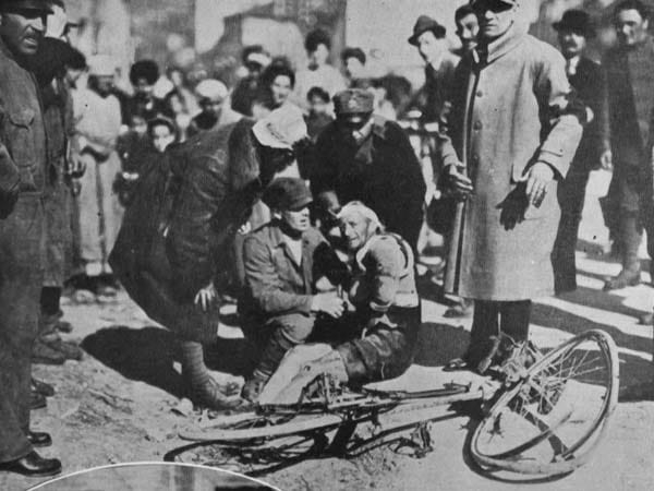Am 04.06.1919 muss der Italiener Carlo Galetti nach einem Sturz beim Giro d'Italia verletzt aufgeben. Das vordere Laufrad ist auseinander gebrochen. Galetti konnte den Giro 1910, 1911 und 1912 gewinnen.