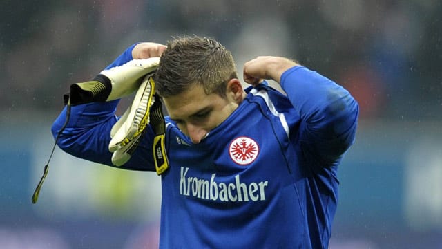 Bei einem Werbedreh für die U21-Nationalmannschaft hatte sich Unglücksvogel Kevin Trapp (damals Eintracht Frankfurt) die Hand gebrochen: Saisonaus nach dem 26. Spieltag der Saison 2012/13.