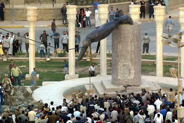 Innerhalb weniger Tage kontrollieren die Amerikaner Bagdad. Iraker schauen zu, wie die Statue des Diktators Saddam Hussein in der Al-Fardous-Straße zu Fall gebracht wird.