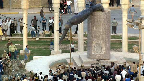 Innerhalb weniger Tage kontrollieren die Amerikaner Bagdad. Iraker schauen zu, wie die Statue des Diktators Saddam Hussein in der Al-Fardous-Straße zu Fall gebracht wird.